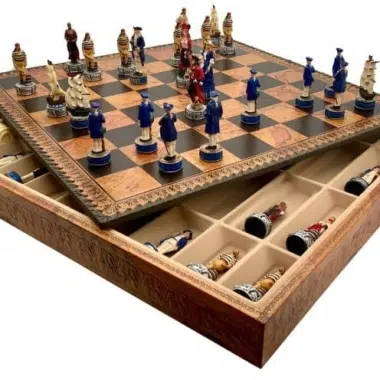 Piraten-Schachspiel auf Kunstleder-Schachbrett mit geöffneter Aufbewahrungsbox