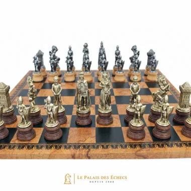 Schachfiguren Mary Stuart in Spielposition, Detailansicht der reliefartigen Figuren