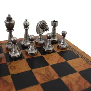 Staunton Schachspiel aus Metall & Schachbrett aus Kunstleder mit antikem Weltkartenmotiv – Bild 3
