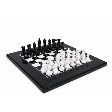 Zweifarbiges schwarz-weißes Schachspiel, Figuren in Startaufstellung auf lackiertem Brett