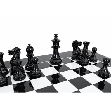 Schwarze Figuren in Nahaufnahme gegenüber den weißen Figuren auf dem lackierten Brett