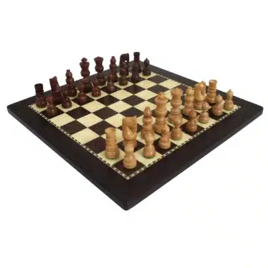 Kleines klassisches Schachspiel aus Holz, Figuren in Ausgangsstellung auf dem Brett