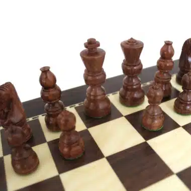 Detailansicht der dunklen Figuren, Könige, Damen und Bauern, auf dem Brett aufgereiht