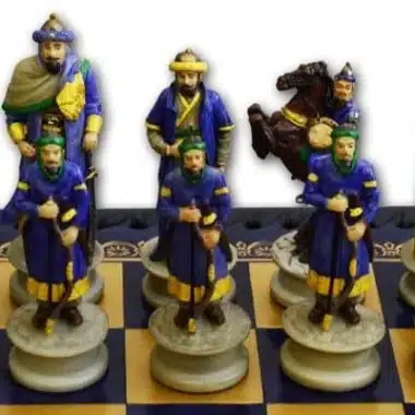 Blaue sarazenische Figuren des Schachspiels Kreuzzug mit berittenem Springer
