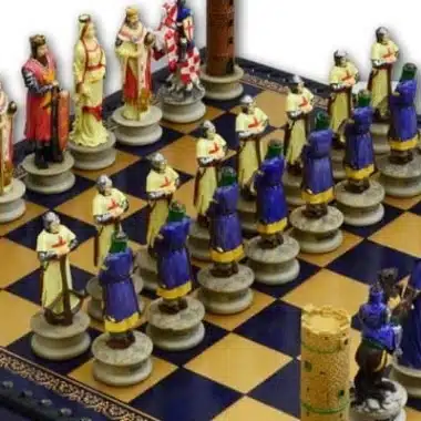 Blau-goldene Kreuzzug-Figuren aufgereiht auf dem Schachbrett, Nahaufnahme