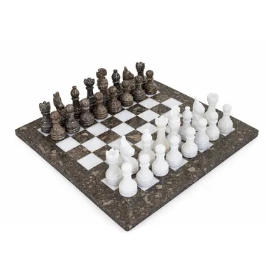 Schachspiel aus grauem und weißem Marmor 30x30cm, Figuren in Eröffnungsaufstellung