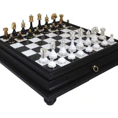 Schachspiel aus massivem Messing und Holz mit Gold- und Silberbeschichtung & Schachbrett in Schwarz auf Holz- und Carrara-Marmorfuß