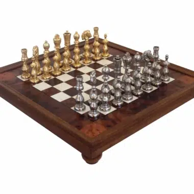 Komplettes Schachspiel mit gold- und silberbeschichteten Figuren auf Brett mit Fuß