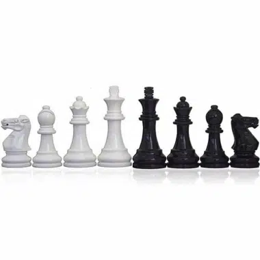 Schwarz-weiße Staunton Schachfiguren und weißes Schachbrett – Bild 5
