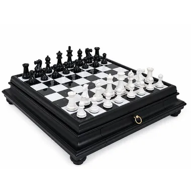Komplettes Schachspiel schwarz-weiß mit Schachbrett-Box und Schublade