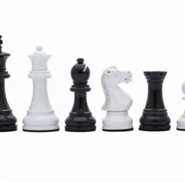 Schwarz-weiße Staunton Schachfiguren und weißes Schachbrett – Bild 4
