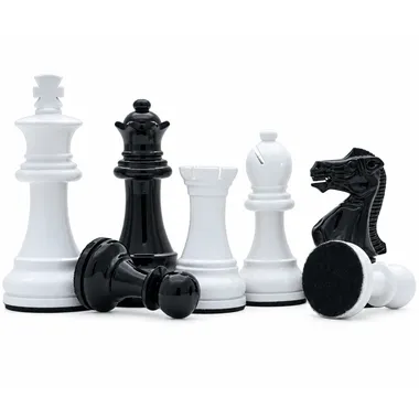 Detailansicht der schwarzen und weißen Staunton-Figuren mit Filzsockel