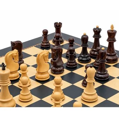 Schachfiguren 'Le Jeu de la Dame' in Nahaufnahme, Springer und Dame gut sichtbar