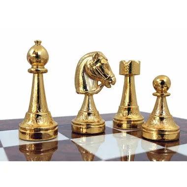Detail der goldfarbenen Figuren: Läufer, Springer, Turm und Bauer auf dem Brett