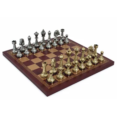 Staunton-Schachspiel aus Metall, Schachbrett aus rotem und goldenem Kunstleder, Gesamtansicht
