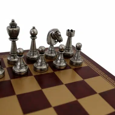 Staunton Schachspiel aus Metall & Schachbrett aus rotem / goldenem Kunstleder – Bild 3