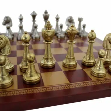 Alternative view of Staunton Schachspiel aus Metall & Schachbrett aus rotem / goldenem Kunstleder