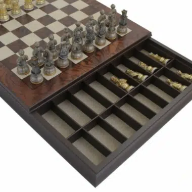 Alternative view of Mittelalterliches Schachspiel und Schachbrett aus Nussbaum- und Ahornholz mit Aufbewahrungsfach