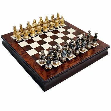 Mittelalterliches Schachspiel und Schachbrett aus Nussbaum- und Ahornholz mit Stauraum