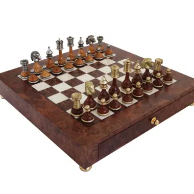 Schachbrett auf Holzfuß aus Ulme und Wurzelholz mit Aufbewahrungsschublade und Schachfiguren aus Holz und Messing Staunton