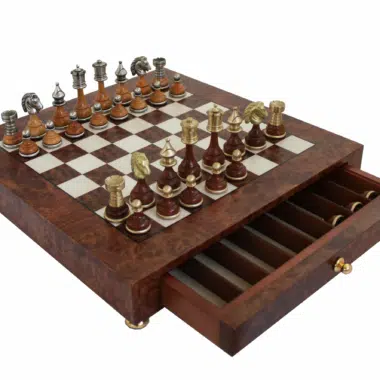 Alternative view of Schachbrett auf Holzfuß aus Ulme und Wurzelholz mit Aufbewahrungsschublade und Schachfiguren aus Holz und Messing Staunton