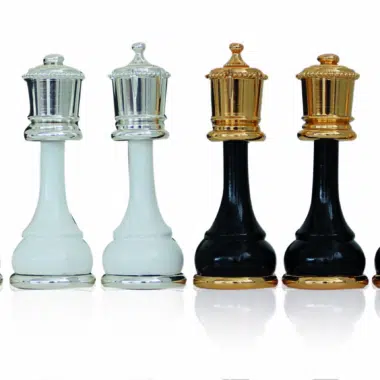 Schachbrett auf Fuß aus Schwarz und Weiß mit Schachfiguren aus Messing und Schwarz-Weiß Holz – Bild 3