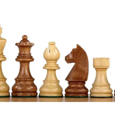Detail der dunklen Akazienfiguren: König, Dame, Läufer, Springer und Turm