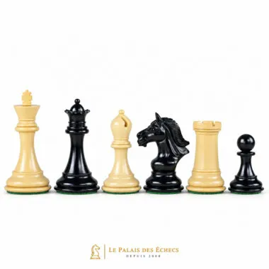 Schachfiguren aus Buchsbaum und Ebenholz, dunkle Dame und Springer neben hellem Läufer