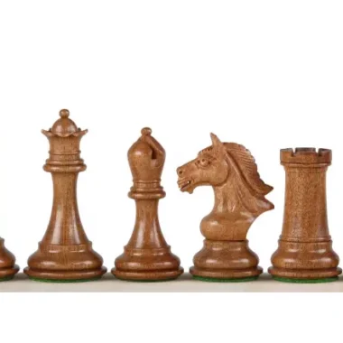 Staunton-Schachfiguren aus Akazie, Detail von geschnitztem Springer und Turm