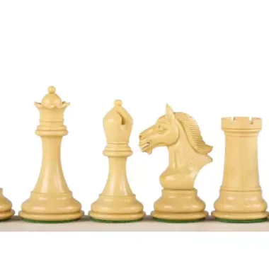 Staunton-Schachfiguren aus hellem Buchsbaum, Dame, Läufer, Springer und Turm aufgereiht