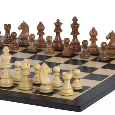 Turnier-Schachset in Spielaufstellung seitlich auf dem Schachbrett betrachtet