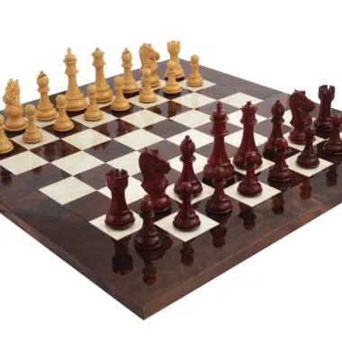 Schachfiguren aus Palisanderwurzel und Schachbrett aus Nussbaum- und Wurzelholz, lackiert