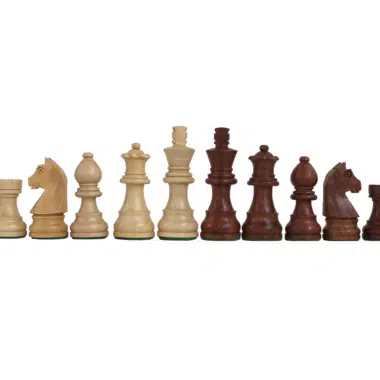 Schachfiguren aus Akazienholz, komplette Reihe auf weißem Hintergrund aufgestellt