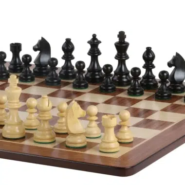 Schachspiel aus Buchsbaumholz, schwarze und naturfarbene Figuren auf Padouk-Schachbrett