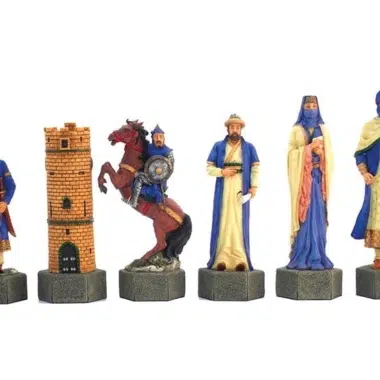 Sechs detaillierte Figuren des Kreuzzug-Schachspiels, König, Turm, Springer und Höflinge