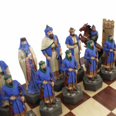 Detailansicht der blauen und cremefarbenen sarazenischen Figuren mit Springer und Turm im Hintergrund