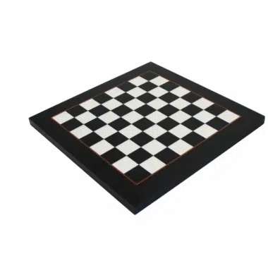 Schachbrett in Schwarz-Weiß aus Ahornholz in der Perspektive