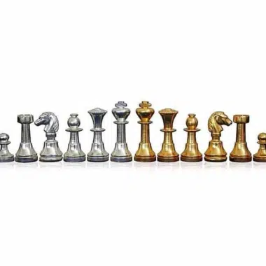 Schachfiguren aus massivem Messing, gold- und silberplattiert, nebeneinander aufgestellt
