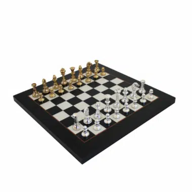 Komplettes Schachspiel mit goldenen und silbernen Figuren auf schwarz-weißem Brett