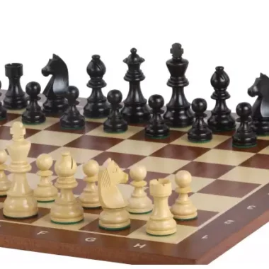 Nahaufnahme der schwarzen und naturfarbenen Figuren auf dem alphanumerischen Schachbrett