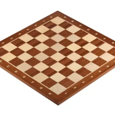 Alphanumerisches Schachbrett aus Holz in Perspektive, Felder mit Buchstaben und Zahlen markiert