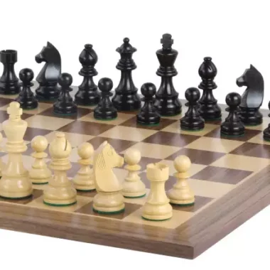 Chevalier Allemand Schachfiguren aus Buchsbaumholz diagonal auf dem Schachbrett angeordnet