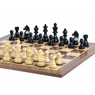 Chevalier Allemand Schachfiguren aus Buchsbaumholz diagonal auf dem Schachbrett angeordnet