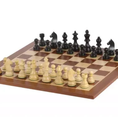 Komplettes Schachset mit Buchsbaumfiguren und Schachbrett aus Mahagoni und Ahorn, Gesamtansicht