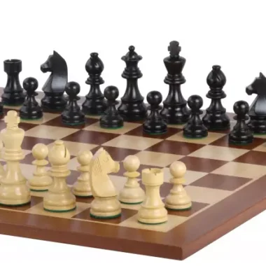 Figuren aus ebonisiertem und natürlichem Buchsbaum auf dem Mahagoni-Schachbrett angeordnet