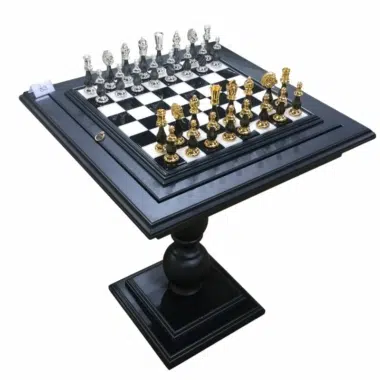 Ensemble Jeu d'Échecs en Laiton Plaqué Or et Argent et Table d'Échecs en Bois et Marbre