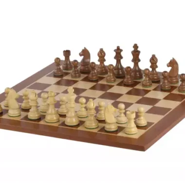 Komplettes Schachset aus Buchsbaum und Akazie, Figuren auf dem Schachbrett aus Ahorn und Mahagoni