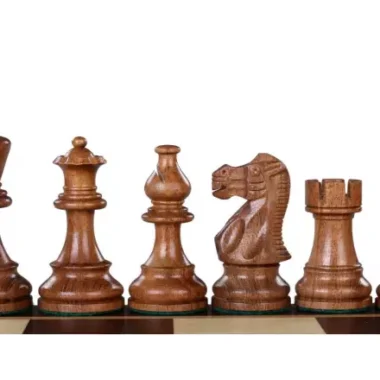 Figuren aus hellem Akazienholz, Dame, Läufer, Springer und Turm von vorne