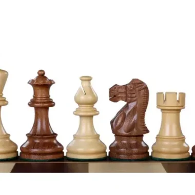 Detailansicht der dunklen Akazienfiguren, Dame, Läufer, Springer und Turm auf dem Brett