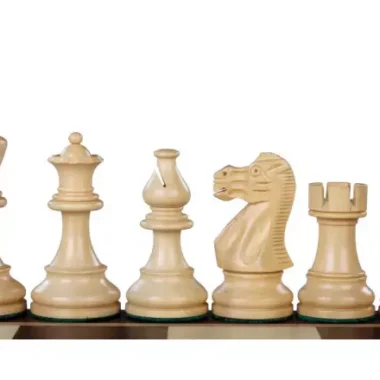 Figuren aus weißem Buchsbaum, Dame, Läufer, Springer und Turm auf dem Holzbrett